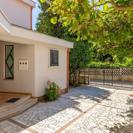 Cozy In With Terrace Prázdninový dům Medulin